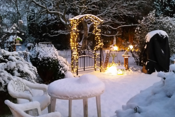 weihnachtliche Deko im winterlichen Garten