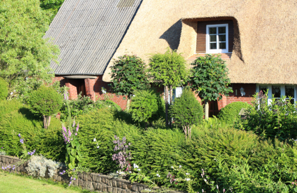 Blick auf den Eingang vom Privatweges aus