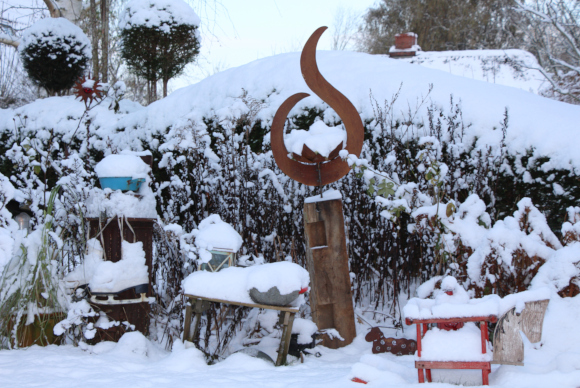 winterliche Deko im vorderen Garten