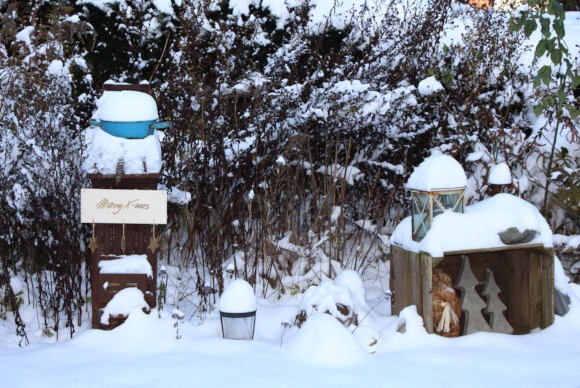 winterliche Deko im vorderen Garten