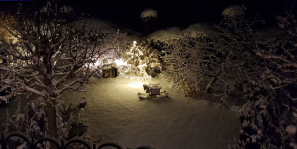 verschneite Weihnachts-Deko am Abend