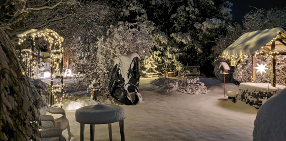 hinterer Garten, weihnachtliche Beleuchtung und Schnee