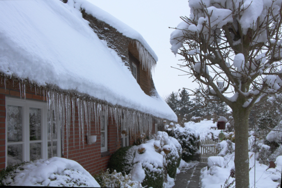 Eiszapfen am Reetdach