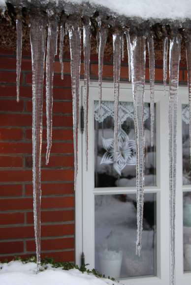 Eiszapfen vor dem K&uuml;chenfenster