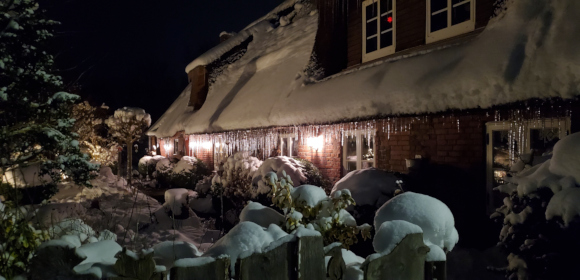 Eiszapfen im abendlichen Lichterglanz